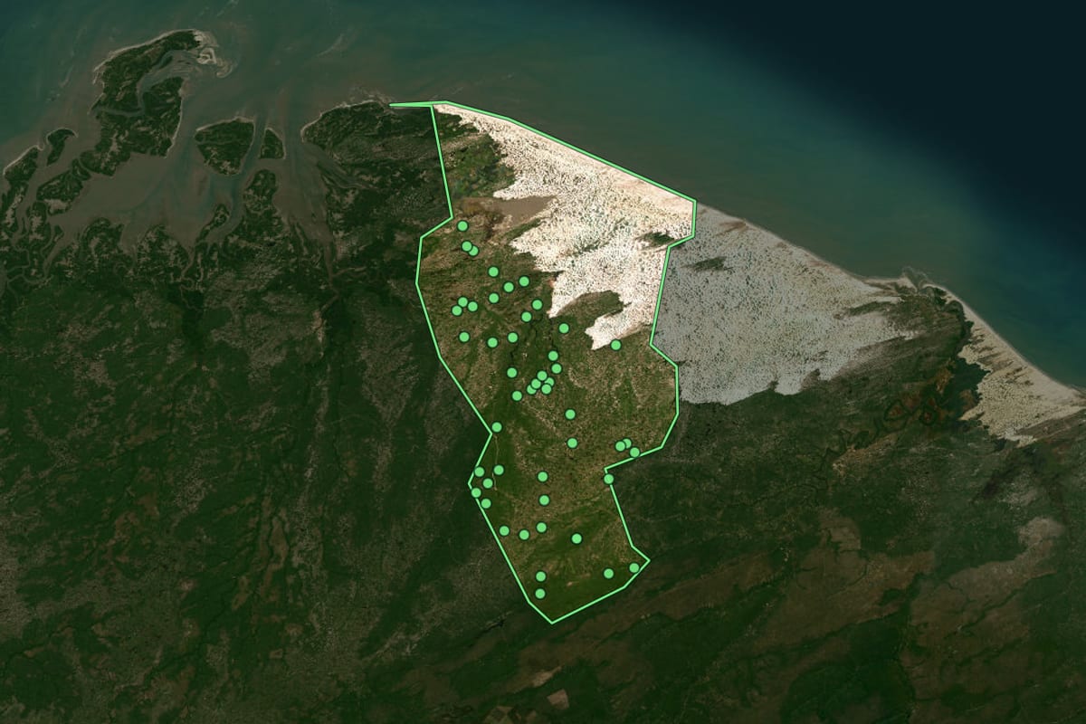 Imagem de satélite de Santo Amaro do Maranhão (MA), com o contorno do município e a posição dos imóveis desta página.