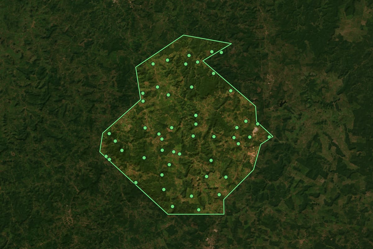 Imagem de satélite de Santo Antônio dos Lopes (MA), com o contorno do município e a posição dos imóveis desta página.