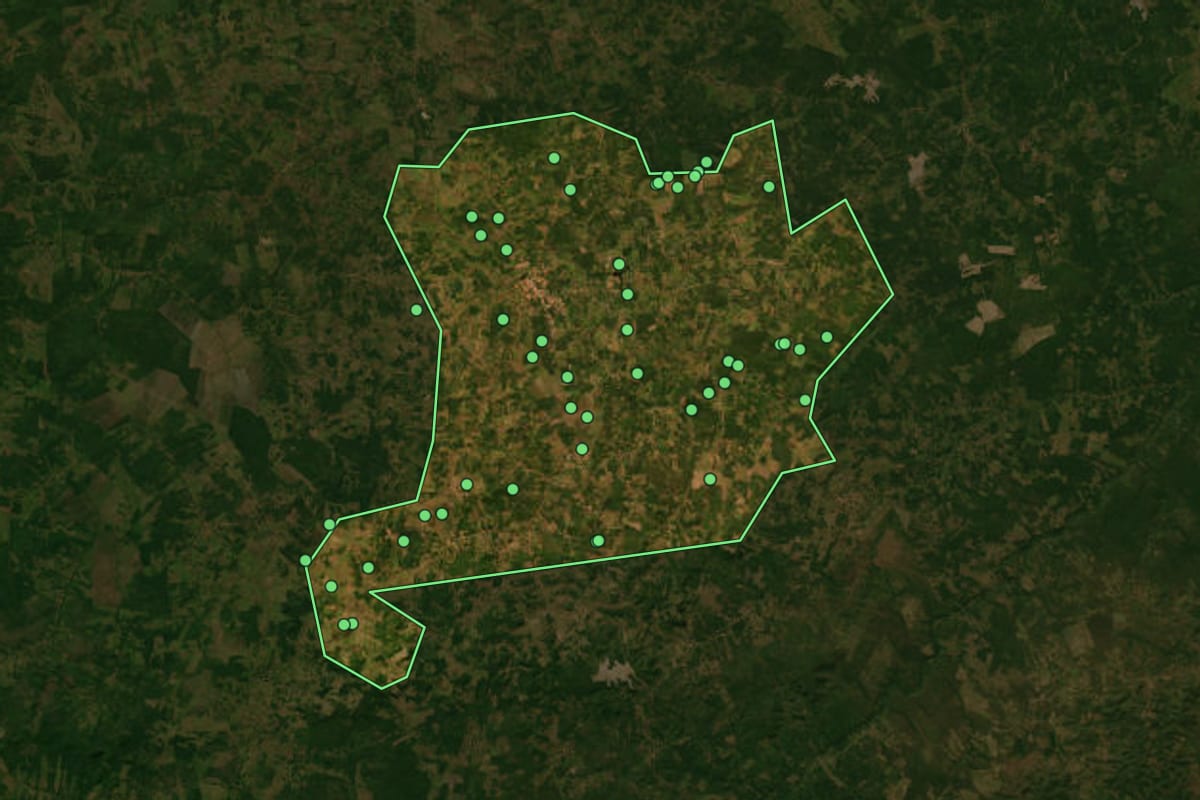 Imagem de satélite de São Domingos do Maranhão (MA), com o contorno do município e a posição dos imóveis desta página.