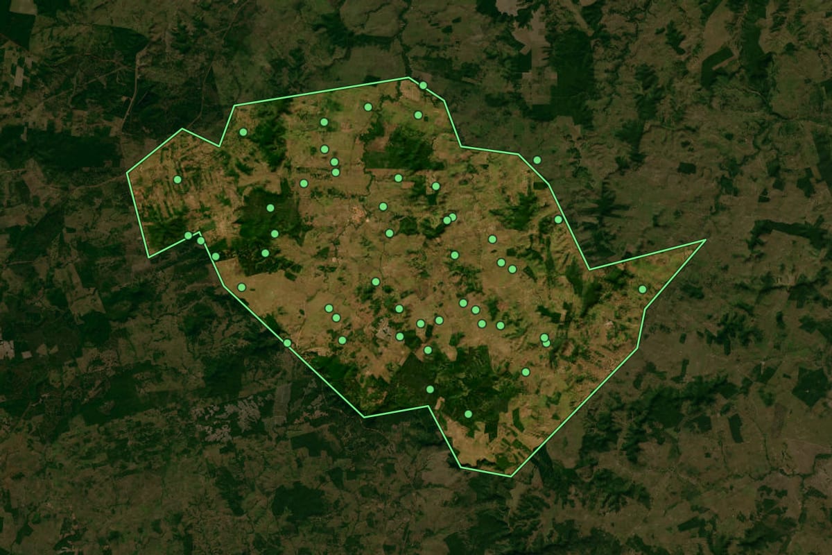Imagem de satélite de São Francisco do Brejão (MA), com o contorno do município e a posição dos imóveis desta página.