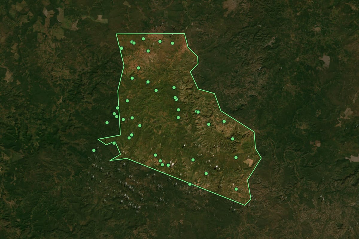 Imagem de satélite de São Francisco do Maranhão (MA), com o contorno do município e a posição dos imóveis desta página.