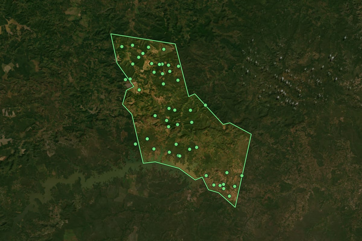 Imagem de satélite de São João dos Patos (MA), com o contorno do município e a posição dos imóveis desta página.
