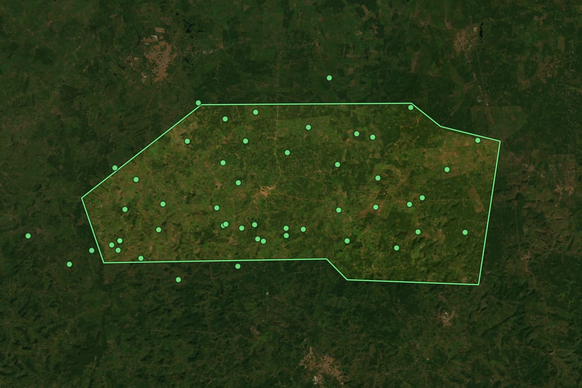 Imagem de satélite de São Luís Gonzaga do Maranhão (MA), com o contorno do município e a posição dos imóveis desta página.