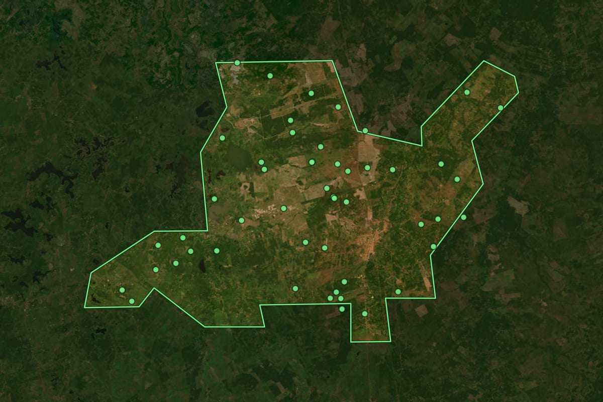 Imagem de satélite de São Mateus do Maranhão (MA), com o contorno do município e a posição dos imóveis desta página.