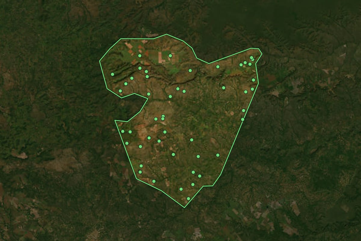 Imagem de satélite de São Raimundo das Mangabeiras (MA), com o contorno do município e a posição dos imóveis desta página.