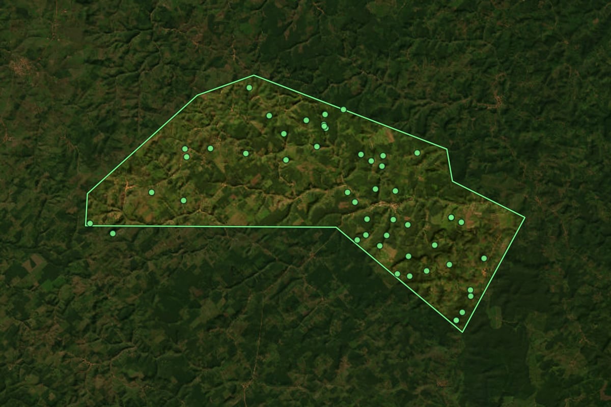 Imagem de satélite de São Raimundo do Doca Bezerra (MA), com o contorno do município e a posição dos imóveis desta página.