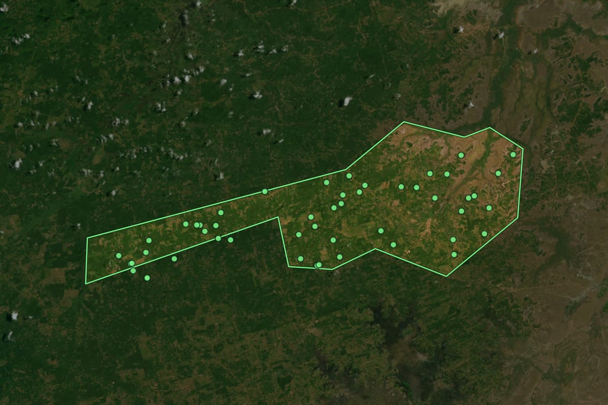 Imagem de satélite de São Vicente Ferrer (MA), com o contorno do município e a posição dos imóveis desta página.