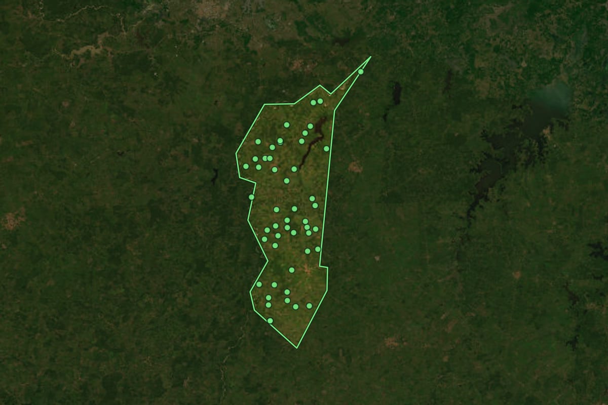 Imagem de satélite de Satubinha (MA), com o contorno do município e a posição dos imóveis desta página.