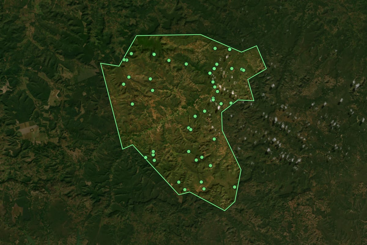 Imagem de satélite de Sucupira do Riachão (MA), com o contorno do município e a posição dos imóveis desta página.