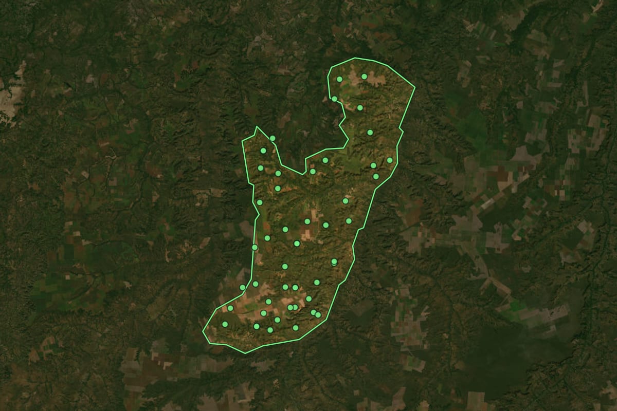 Imagem de satélite de Tasso Fragoso (MA), com o contorno do município e a posição dos imóveis desta página.