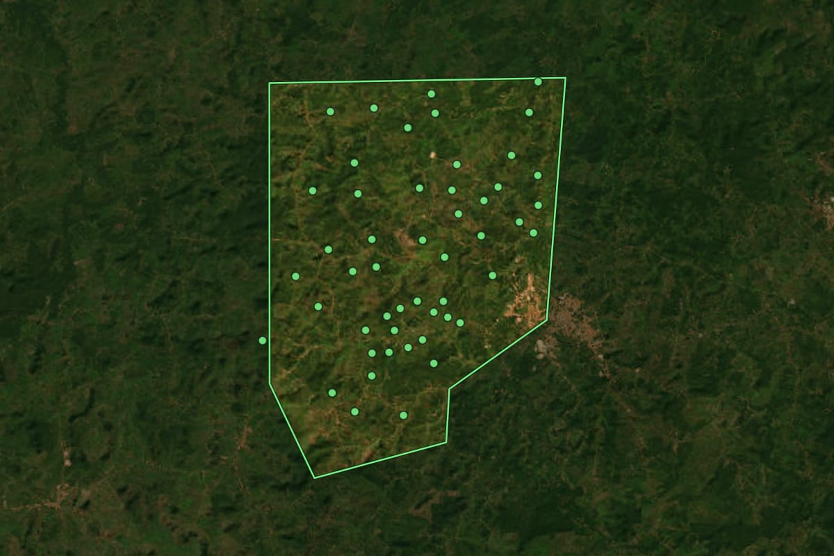 Imagem de satélite de Trizidela do Vale (MA), com o contorno do município e a posição dos imóveis desta página.