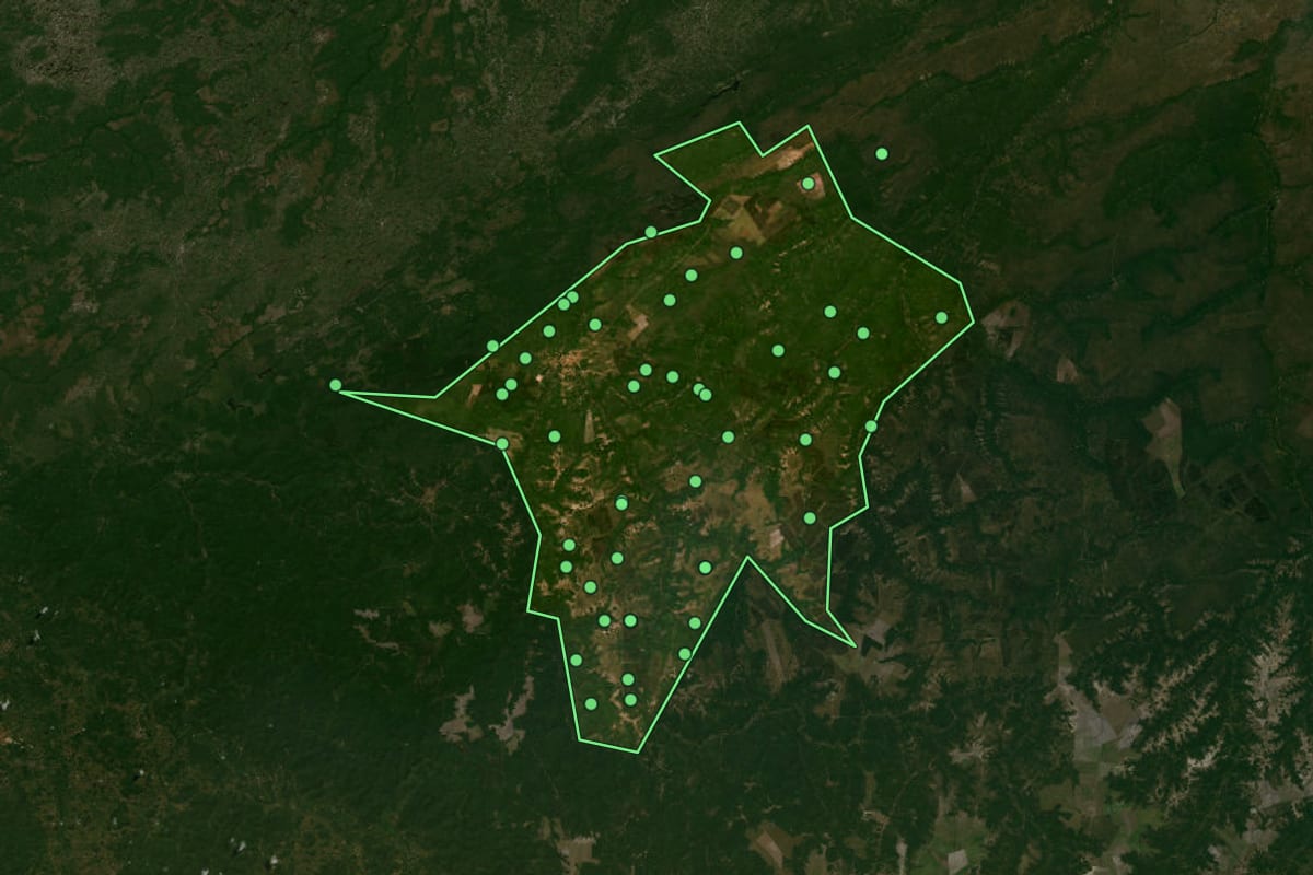 Imagem de satélite de Urbano Santos (MA), com o contorno do município e a posição dos imóveis desta página.