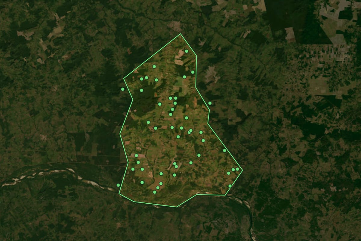 Imagem de satélite de Vila Nova dos Martírios (MA), com o contorno do município e a posição dos imóveis desta página.