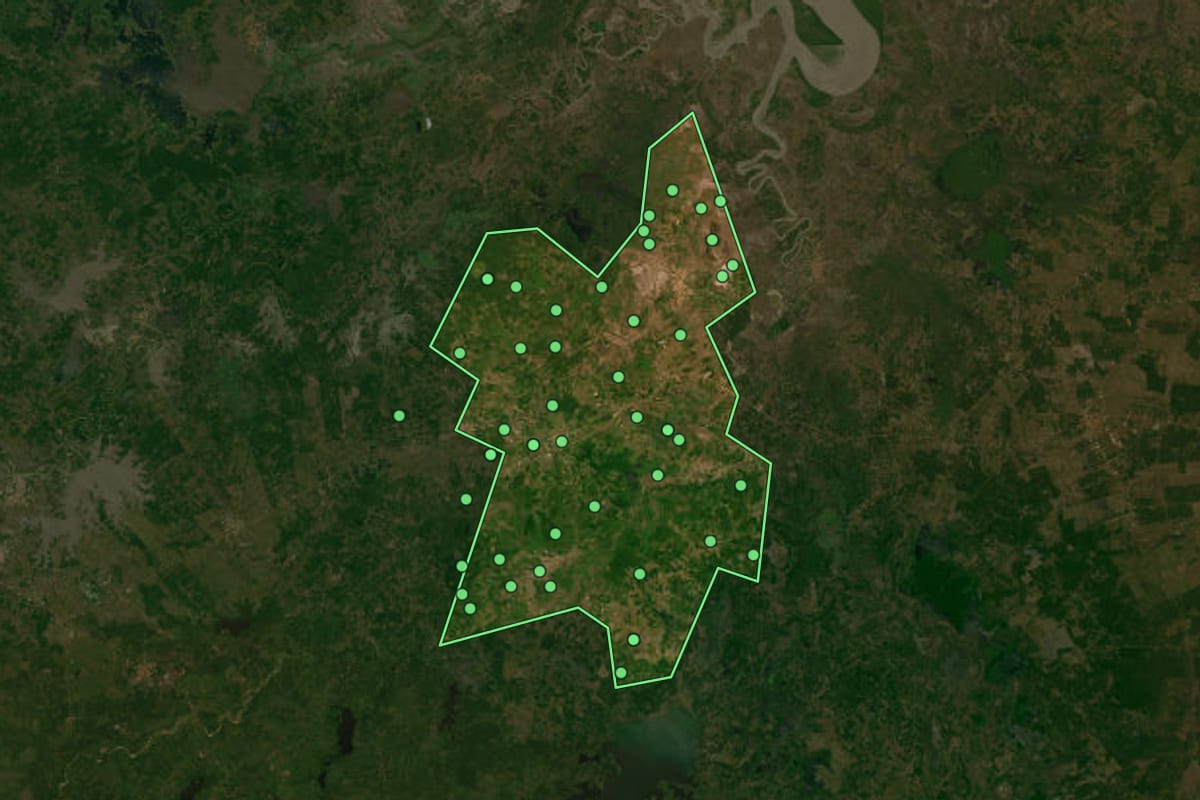 Imagem de satélite de Vitória do Mearim (MA), com o contorno do município e a posição dos imóveis desta página.