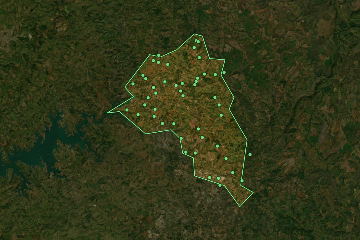 Imagem de satélite de Abadia dos Dourados (MG), com o contorno do município e a posição dos imóveis desta página.