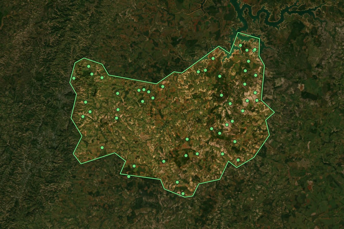 Imagem de satélite de Abaeté (MG), com o contorno do município e a posição dos imóveis desta página.