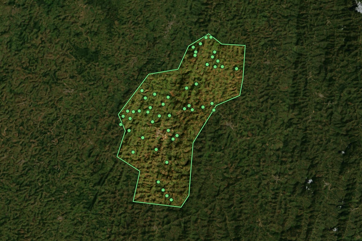 Imagem de satélite de Abre Campo (MG), com o contorno do município e a posição dos imóveis desta página.