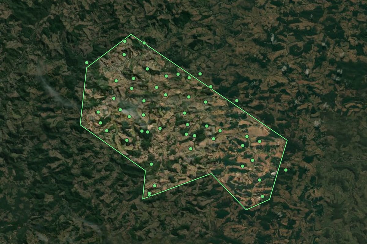 Imagem de satélite de Acaiaca (MG), com o contorno do município e a posição dos imóveis desta página.
