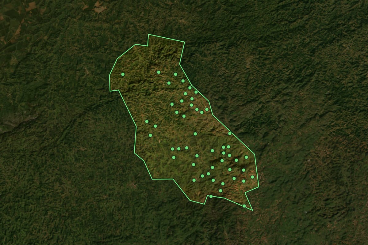 Imagem de satélite de Água Boa (MG), com o contorno do município e a posição dos imóveis desta página.