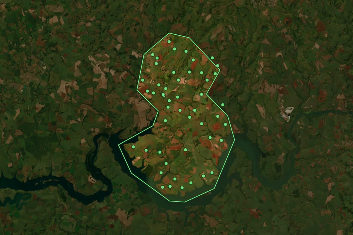 Imagem de satélite de Água Comprida (MG), com o contorno do município e a posição dos imóveis desta página.