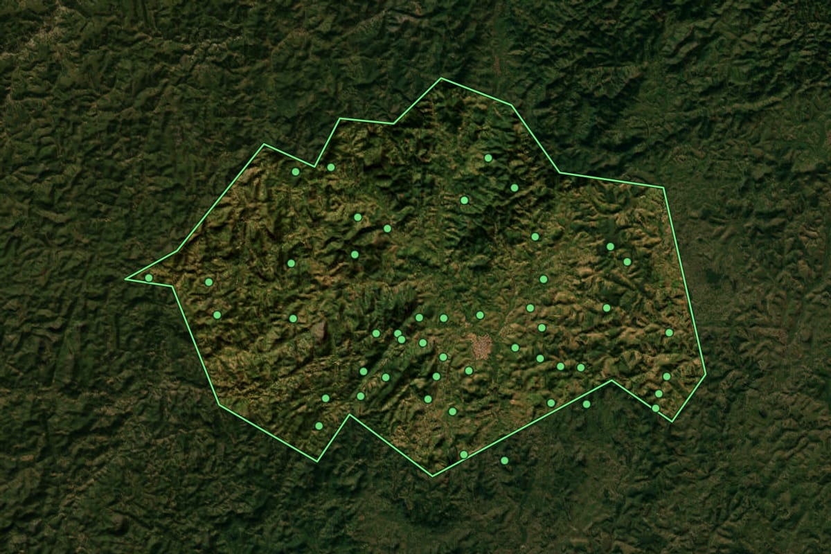 Imagem de satélite de Águas Formosas (MG), com o contorno do município e a posição dos imóveis desta página.
