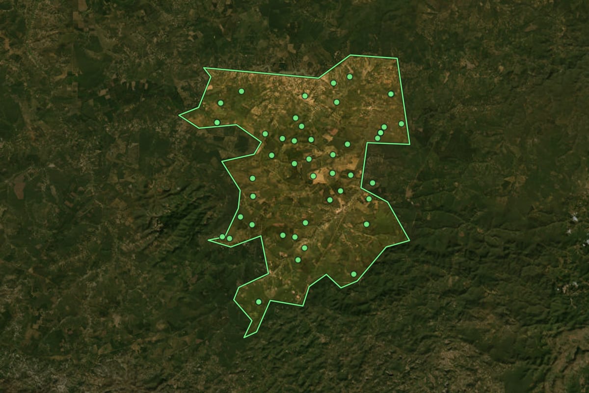 Imagem de satélite de Águas Vermelhas (MG), com o contorno do município e a posição dos imóveis desta página.