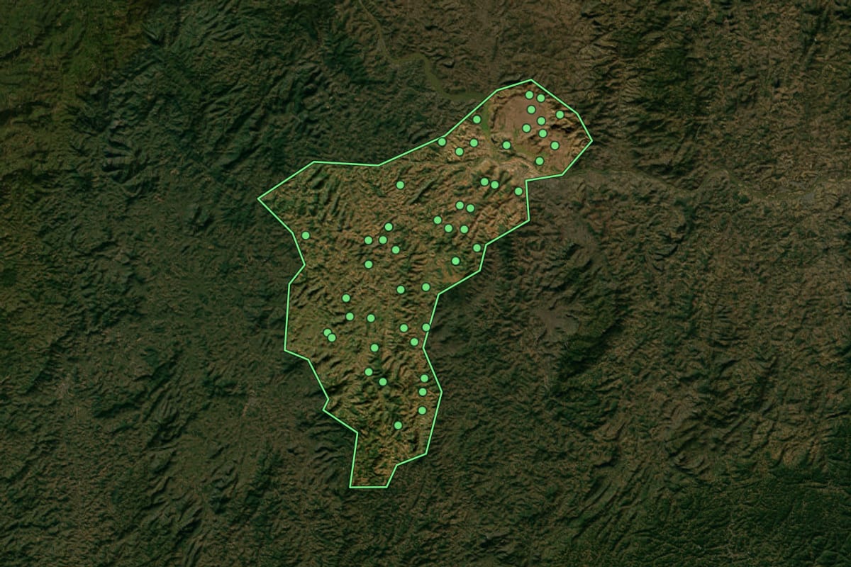 Imagem de satélite de Aimorés (MG), com o contorno do município e a posição dos imóveis desta página.