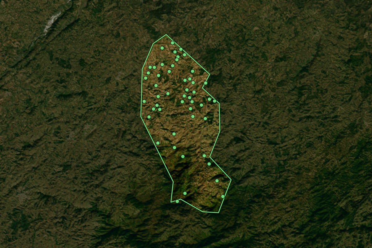 Imagem de satélite de Aiuruoca (MG), com o contorno do município e a posição dos imóveis desta página.