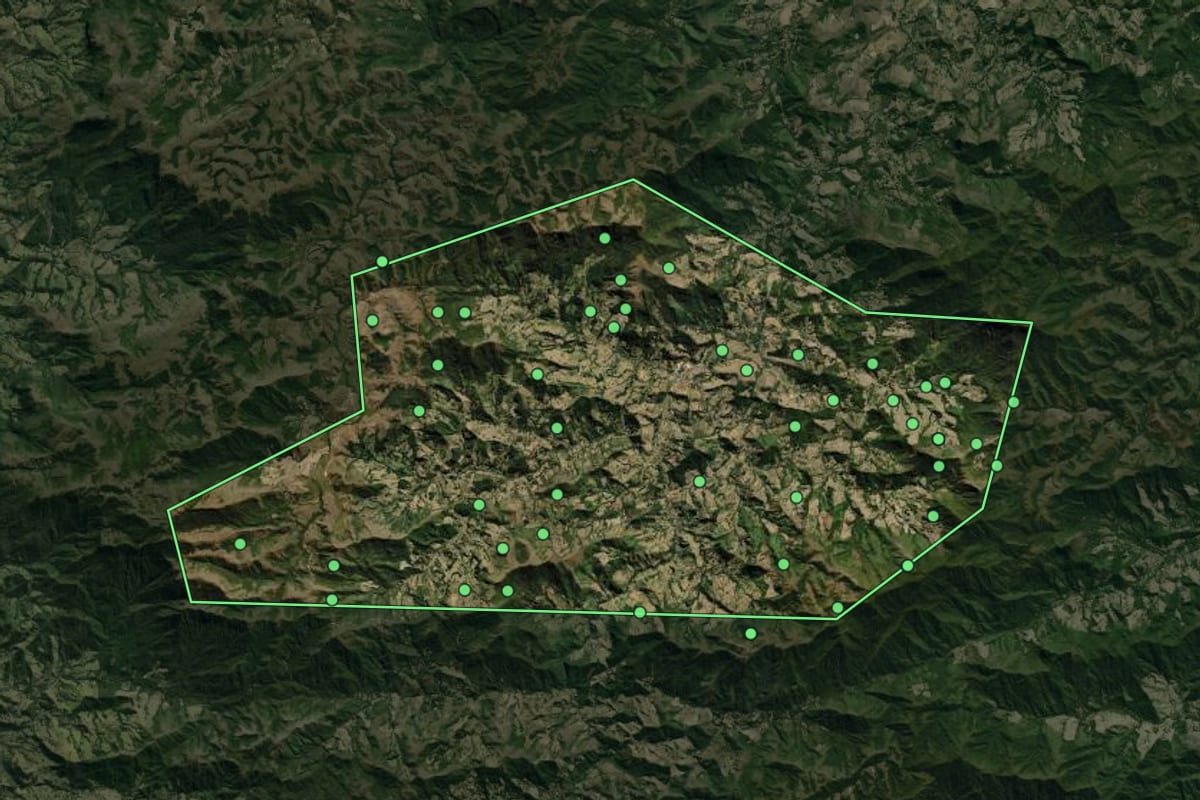 Imagem de satélite de Alagoa (MG), com o contorno do município e a posição dos imóveis desta página.
