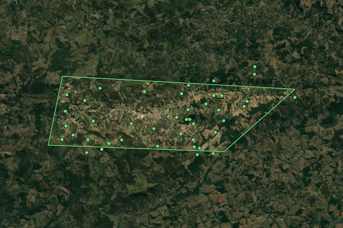 Imagem de satélite de Albertina (MG), com o contorno do município e a posição dos imóveis desta página.