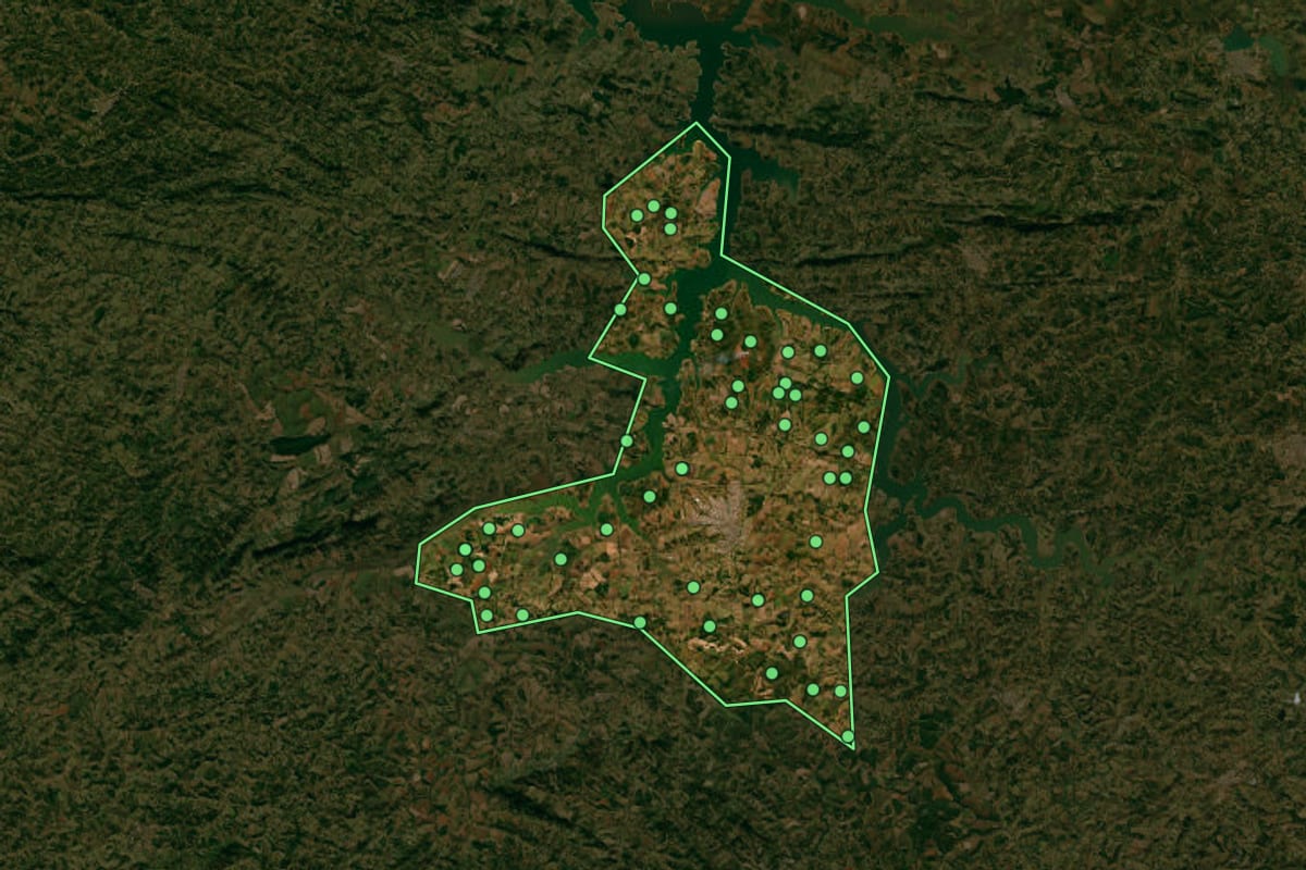 Imagem de satélite de Alfenas (MG), com o contorno do município e a posição dos imóveis desta página.