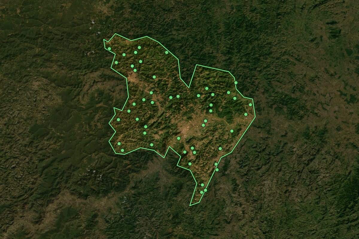 Imagem de satélite de Almenara (MG), com o contorno do município e a posição dos imóveis desta página.