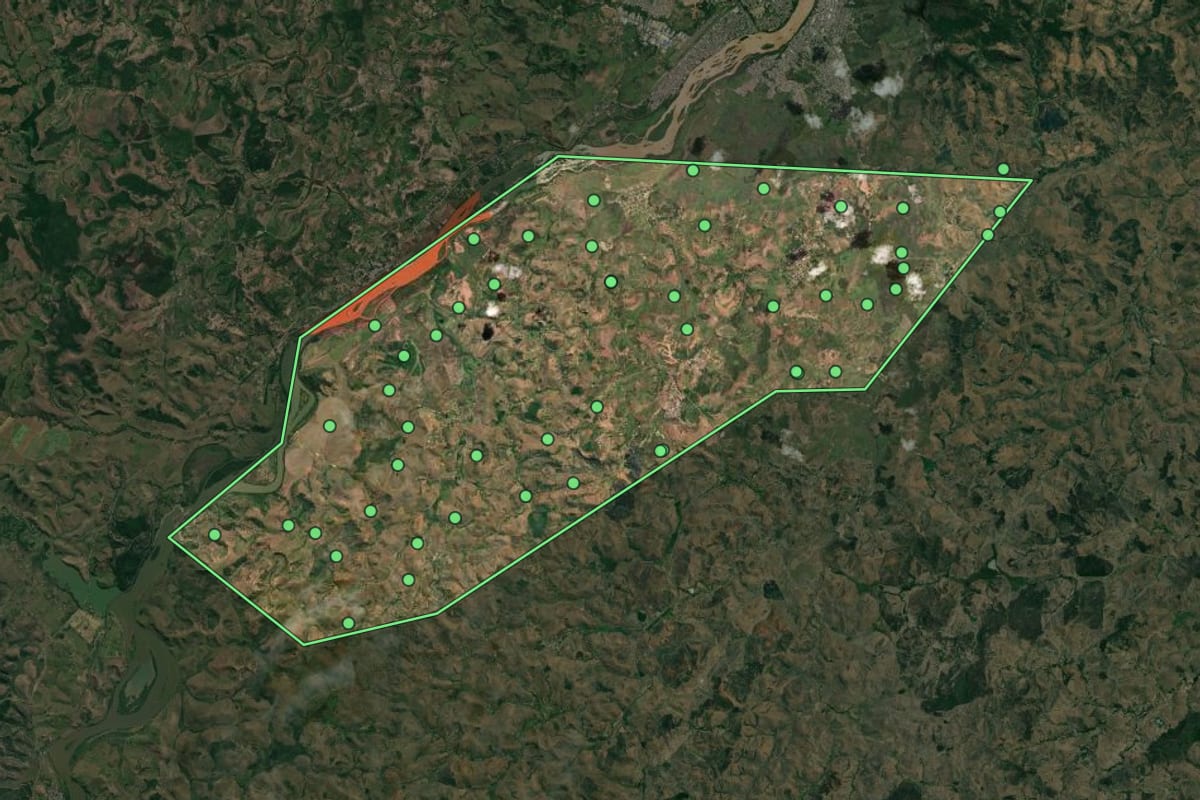 Imagem de satélite de Alpercata (MG), com o contorno do município e a posição dos imóveis desta página.