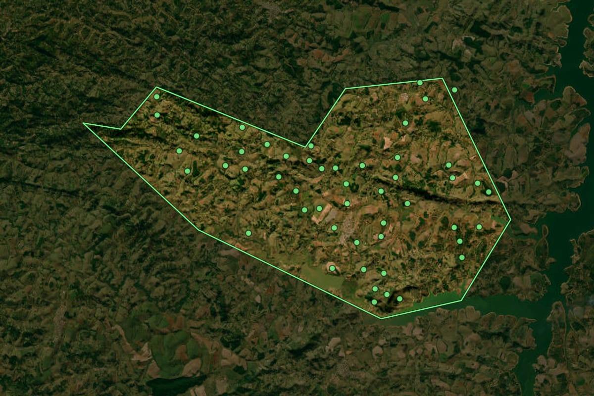 Imagem de satélite de Alterosa (MG), com o contorno do município e a posição dos imóveis desta página.