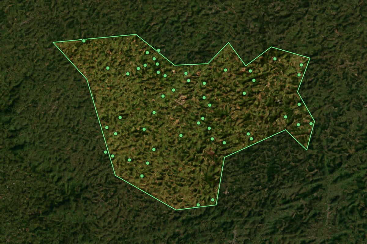 Imagem de satélite de Alto Rio Doce (MG), com o contorno do município e a posição dos imóveis desta página.