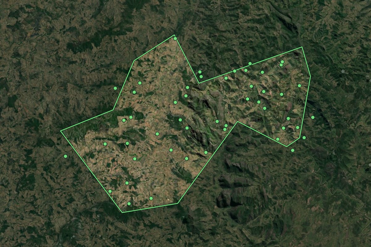 Imagem de satélite de Alvarenga (MG), com o contorno do município e a posição dos imóveis desta página.