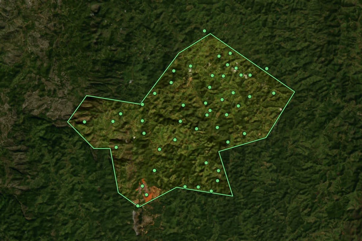 Imagem de satélite de Alvorada de Minas (MG), com o contorno do município e a posição dos imóveis desta página.