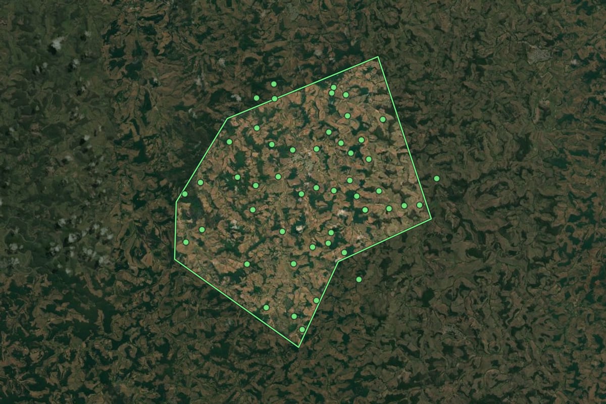 Imagem de satélite de Amparo do Serra (MG), com o contorno do município e a posição dos imóveis desta página.