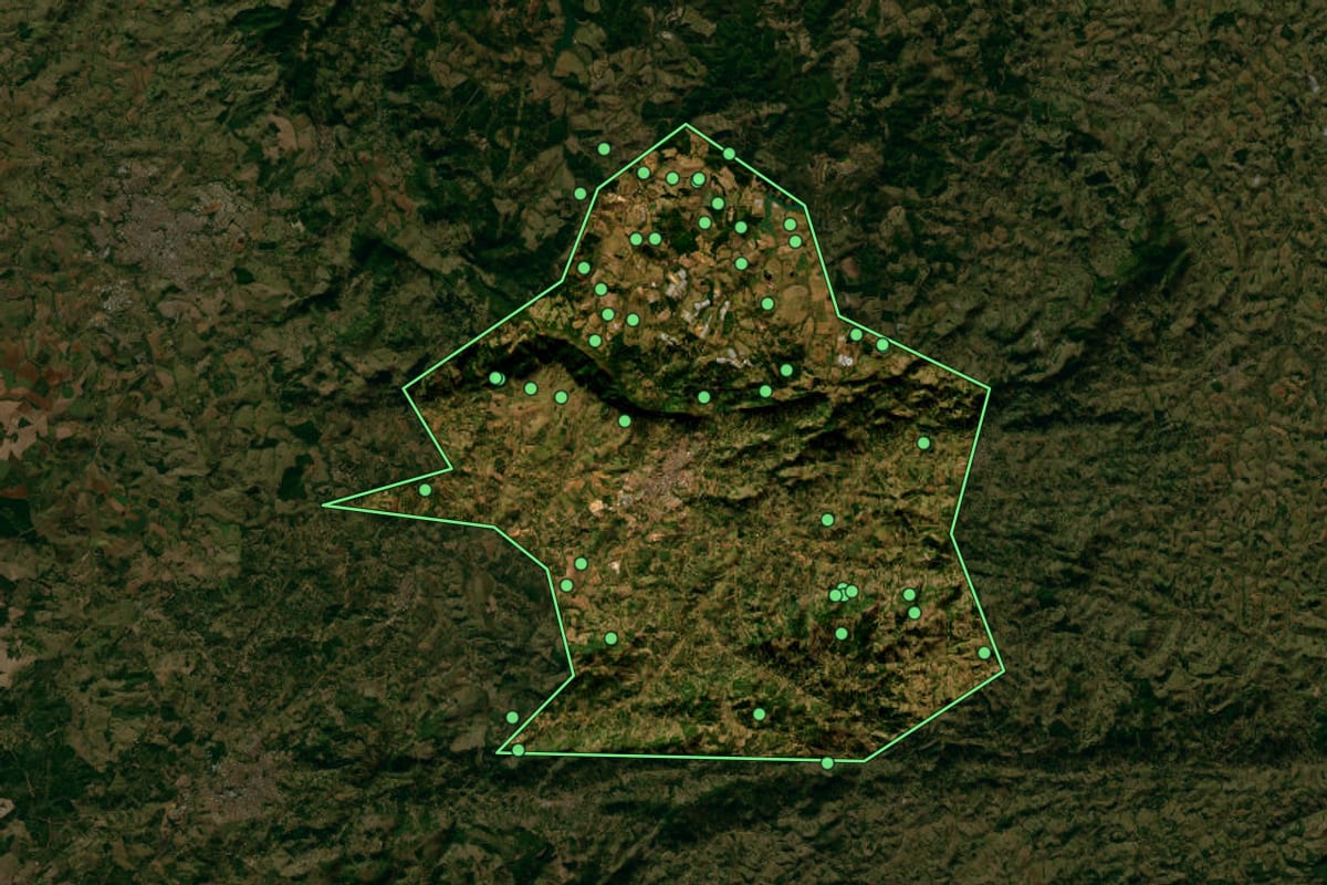 Imagem de satélite de Andradas (MG), com o contorno do município e a posição dos imóveis desta página.