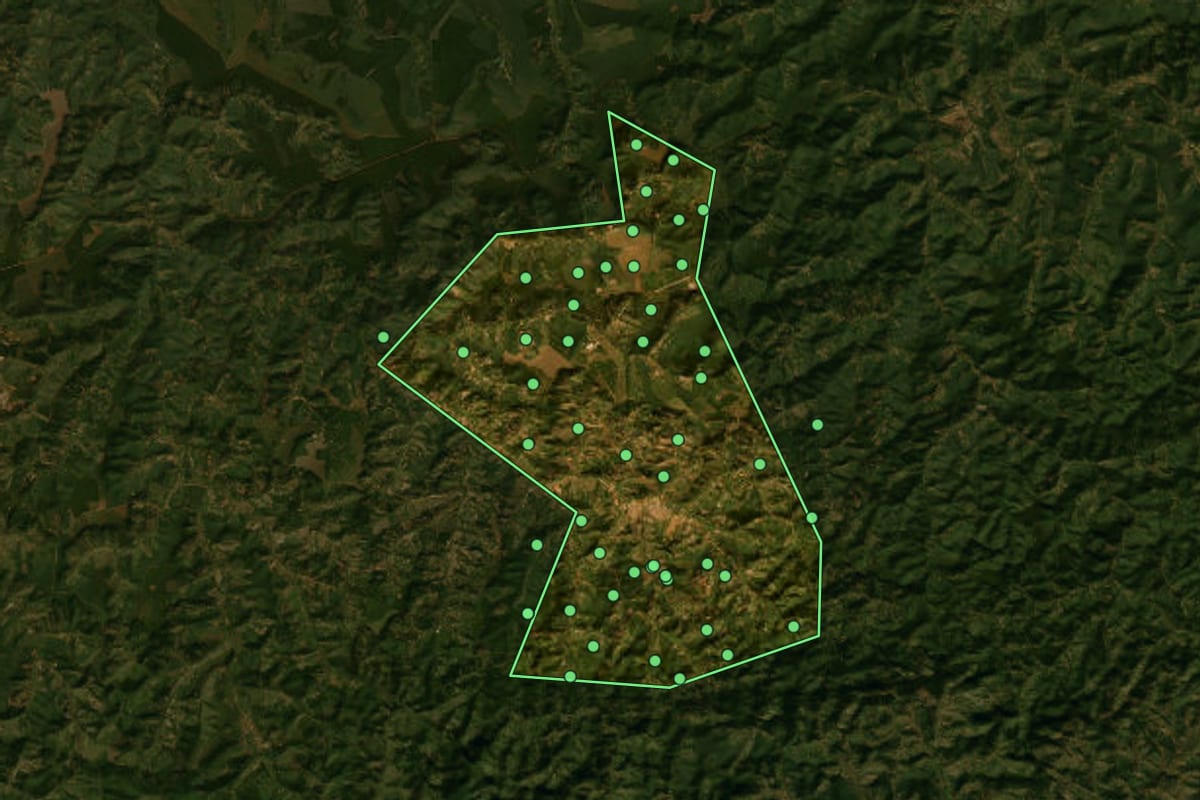 Imagem de satélite de Angelândia (MG), com o contorno do município e a posição dos imóveis desta página.