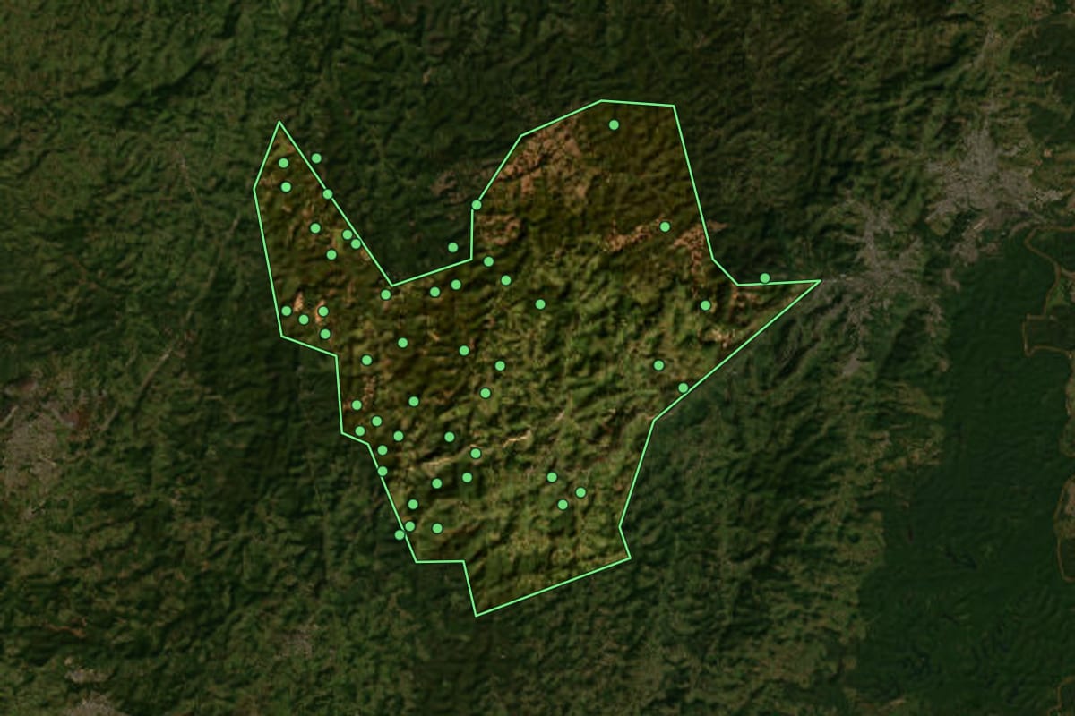Imagem de satélite de Antônio Dias (MG), com o contorno do município e a posição dos imóveis desta página.