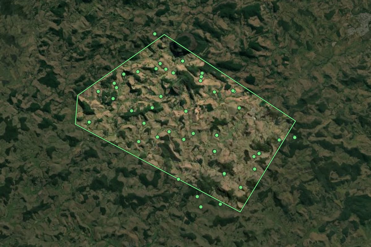 Imagem de satélite de Antônio Prado de Minas (MG), com o contorno do município e a posição dos imóveis desta página.