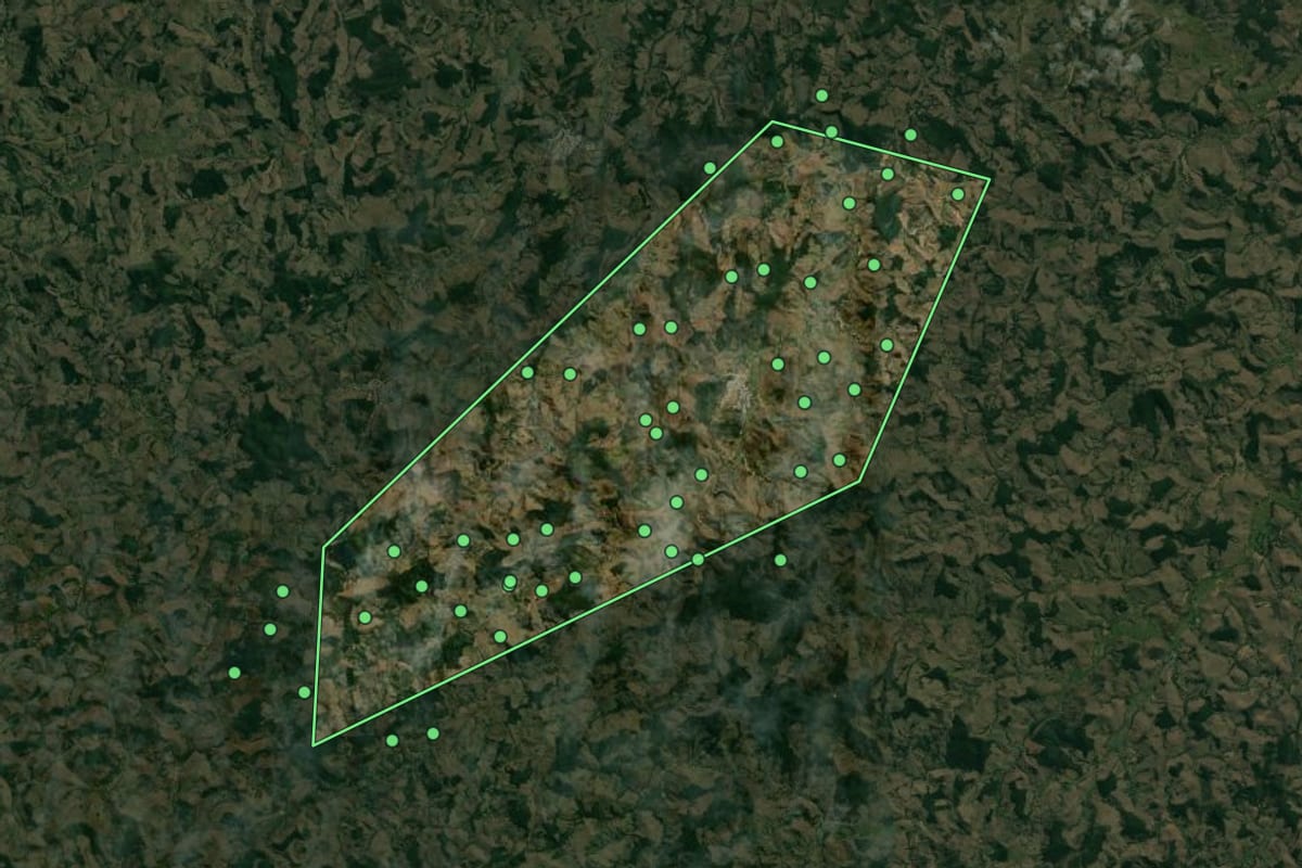 Imagem de satélite de Aracitaba (MG), com o contorno do município e a posição dos imóveis desta página.