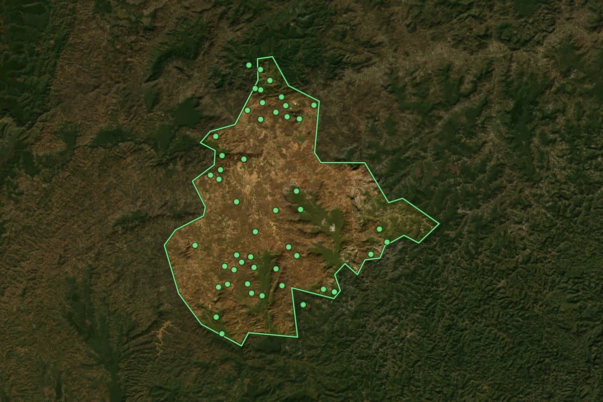 Imagem de satélite de Araçuaí (MG), com o contorno do município e a posição dos imóveis desta página.