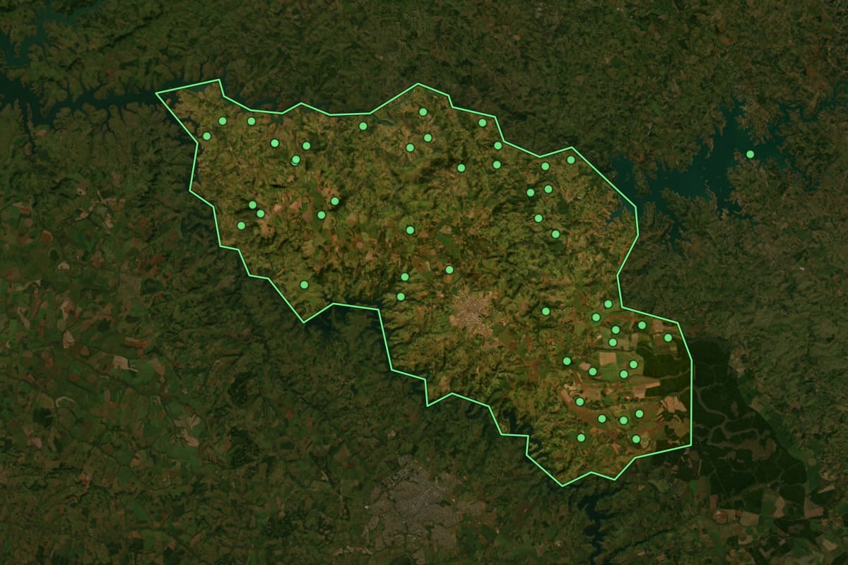 Imagem de satélite de Araguari (MG), com o contorno do município e a posição dos imóveis desta página.