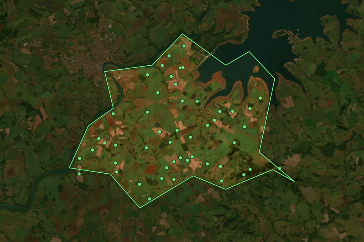 Imagem de satélite de Araporã (MG), com o contorno do município e a posição dos imóveis desta página.