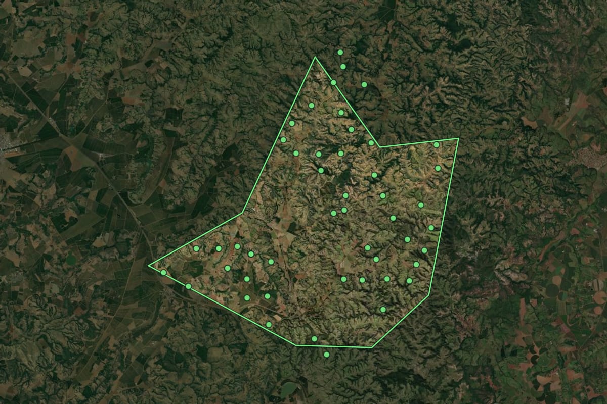 Imagem de satélite de Arapuá (MG), com o contorno do município e a posição dos imóveis desta página.