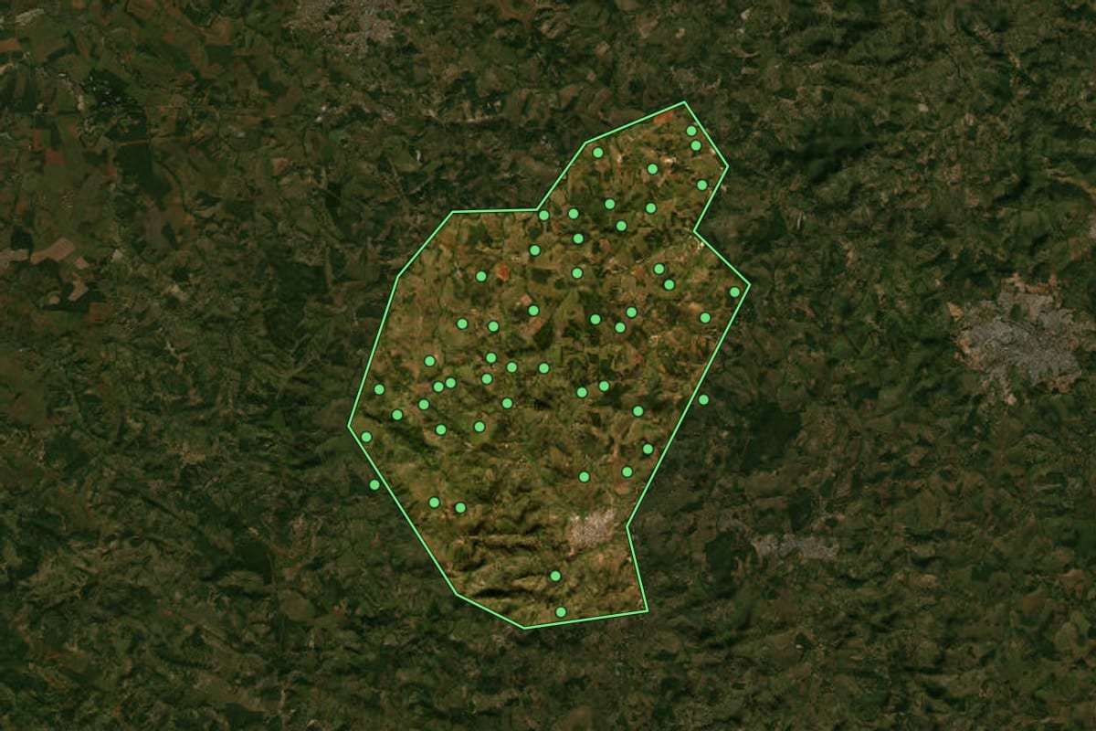 Imagem de satélite de Araújos (MG), com o contorno do município e a posição dos imóveis desta página.