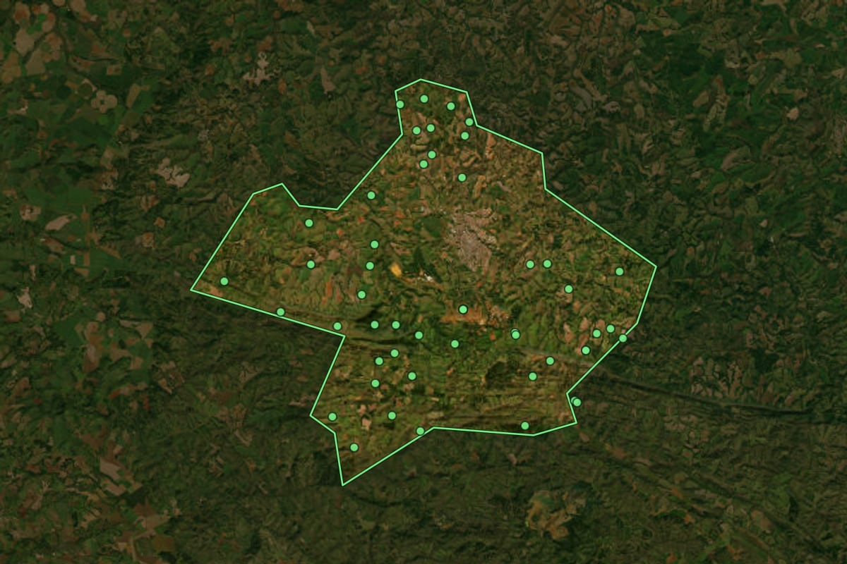 Imagem de satélite de Araxá (MG), com o contorno do município e a posição dos imóveis desta página.