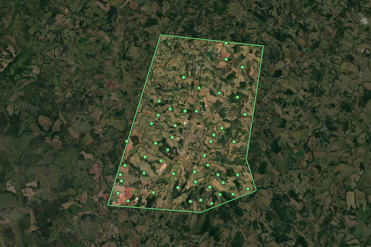 Imagem de satélite de Arceburgo (MG), com o contorno do município e a posição dos imóveis desta página.
